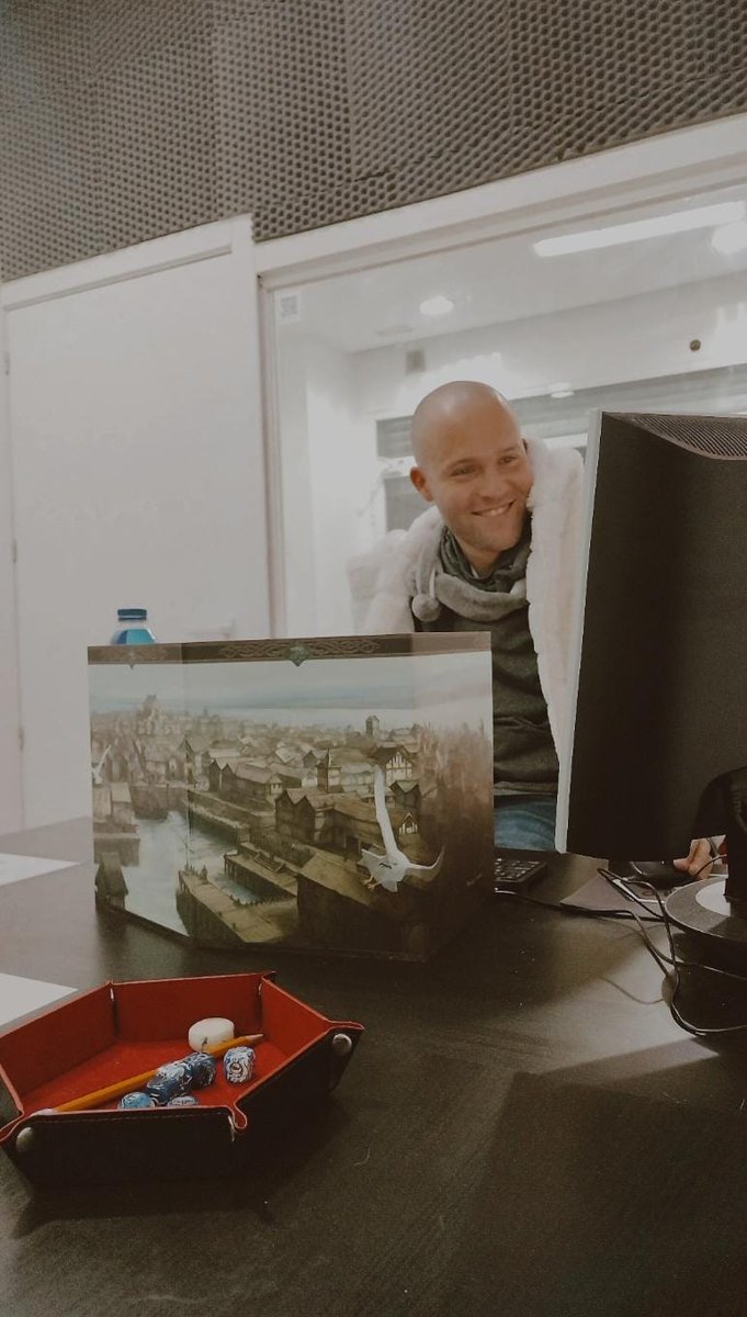 Esta foto en una partida de rol del lunes me la hicieron a traición, pero reconozco que me encanta 😍 

#TTRPG #theonering #thelordoftherings #porunmundorolero