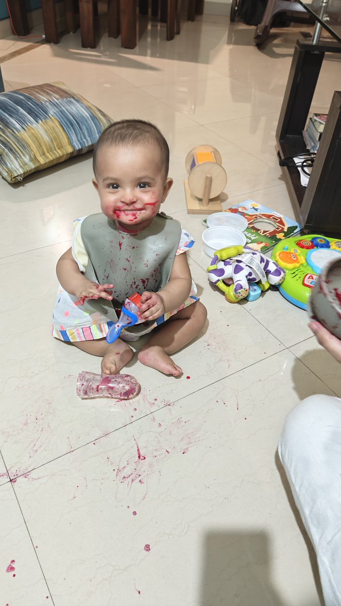 AbijitG's tweet image. Sharam karlo @IndiGo6E walo, bacha floor pe kha raha hai because baby seat is in the bags. Lauta do kambhakhto, nahi toh closure do ki bech diya hai.