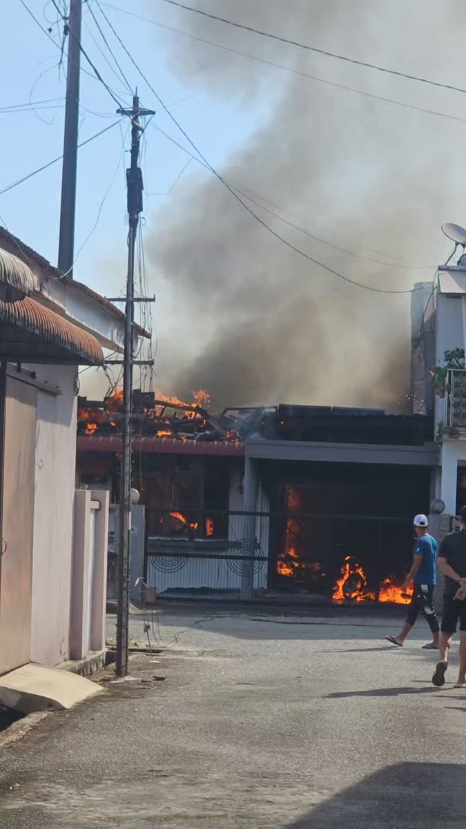 Suri rumah, Hayani Yaakob, 50-an dan anak angkatnya seorang kanak-kanak perempuan berusia lima tahun maut dalam kebakaran rumah mereka di Teluk Air Tawar, Butterworth, Pulau Pinang.

Seorang lagi anak mangsa Daniel Quyum Kamarozlan, 20-an cedera dihempap bumbung dapur.