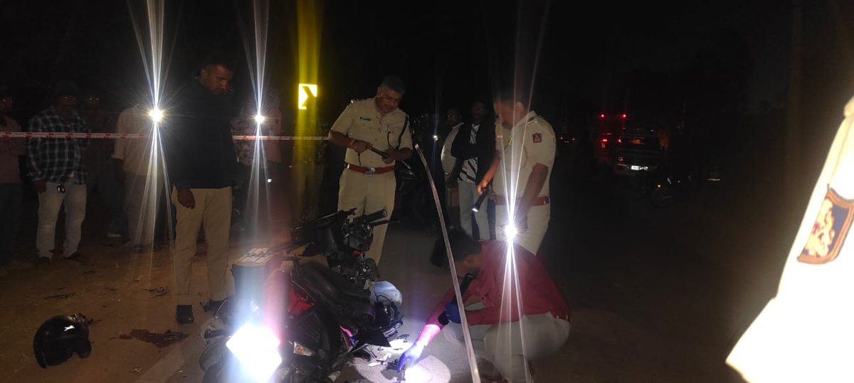 DspTumkur's tweet photo. #Hebbur ಪೊಲೀಸ್ ಠಾಣಾ ವ್ಯಾಪ್ತಿಯ #Accident #Spot ಗೆ ಭೇಟಿ ನೀಡಿ ಸ್ಥಳ ಪರಿಶೀಲನೆ ನಡೆಸಲಾಯಿತು.
#TumakuruDistrictPolice
#TumkurSubDivision
@hebburPS
@SPTumkur https://t.co/FlVnotvCv5