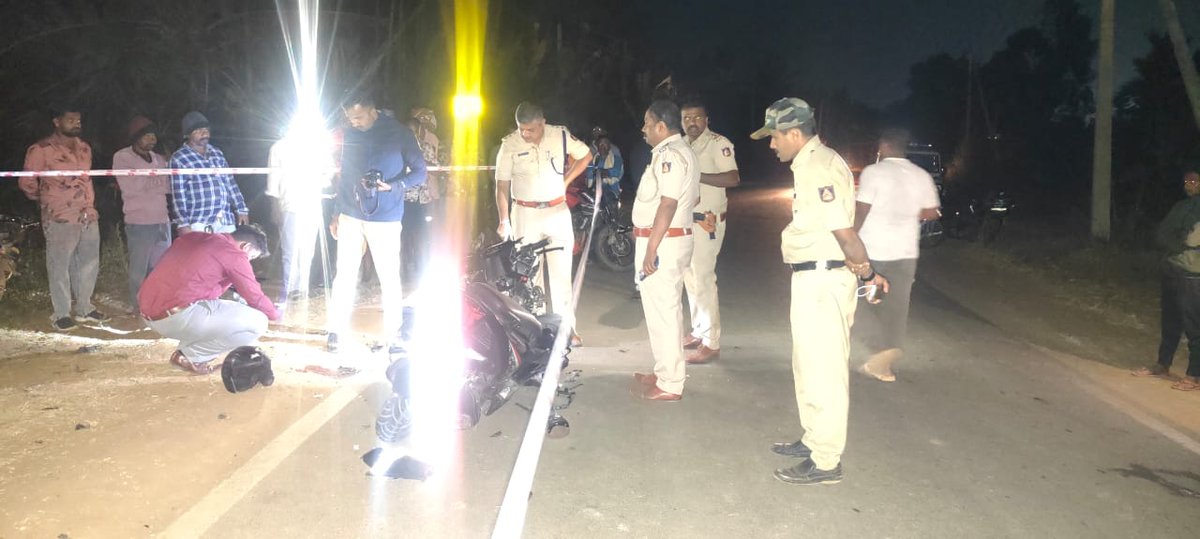 DspTumkur's tweet photo. #Hebbur ಪೊಲೀಸ್ ಠಾಣಾ ವ್ಯಾಪ್ತಿಯ #Accident #Spot ಗೆ ಭೇಟಿ ನೀಡಿ ಸ್ಥಳ ಪರಿಶೀಲನೆ ನಡೆಸಲಾಯಿತು.
#TumakuruDistrictPolice
#TumkurSubDivision
@hebburPS
@SPTumkur https://t.co/FlVnotvCv5