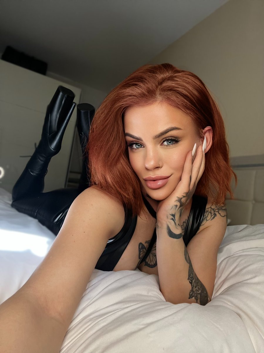 Wie ein fleißiges Bienchen, arbeitest du wieder den ganzen Tag nur für die Königin.👑 Schlepp schön weiter Nektar ran, damit ich mir am Ende den ganzen Honig nehmen kann 🍯🐝