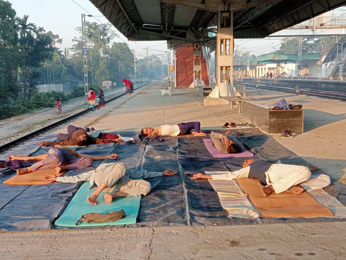 Om Aaj Sube ka yoga class at Bamanhat railway station.