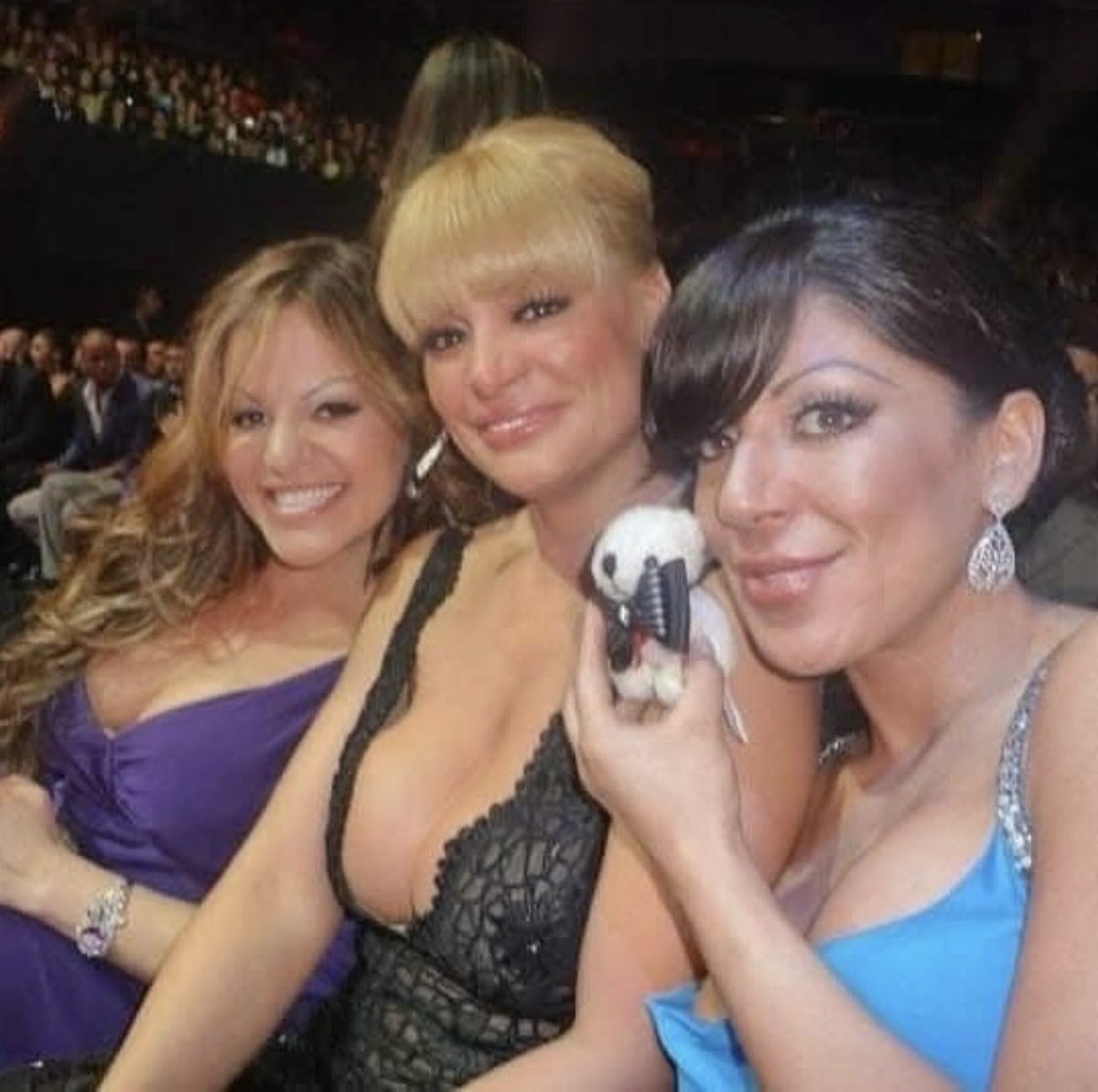 Hace 13 años que La Diva De La Banda partió el 9 de diciembre. Jenni era muy amiga de ellas. Hoy brindamos por Jenni Rivera y que siga descansando. 🤍 #loshoroscoposdedurango #JenniRivera