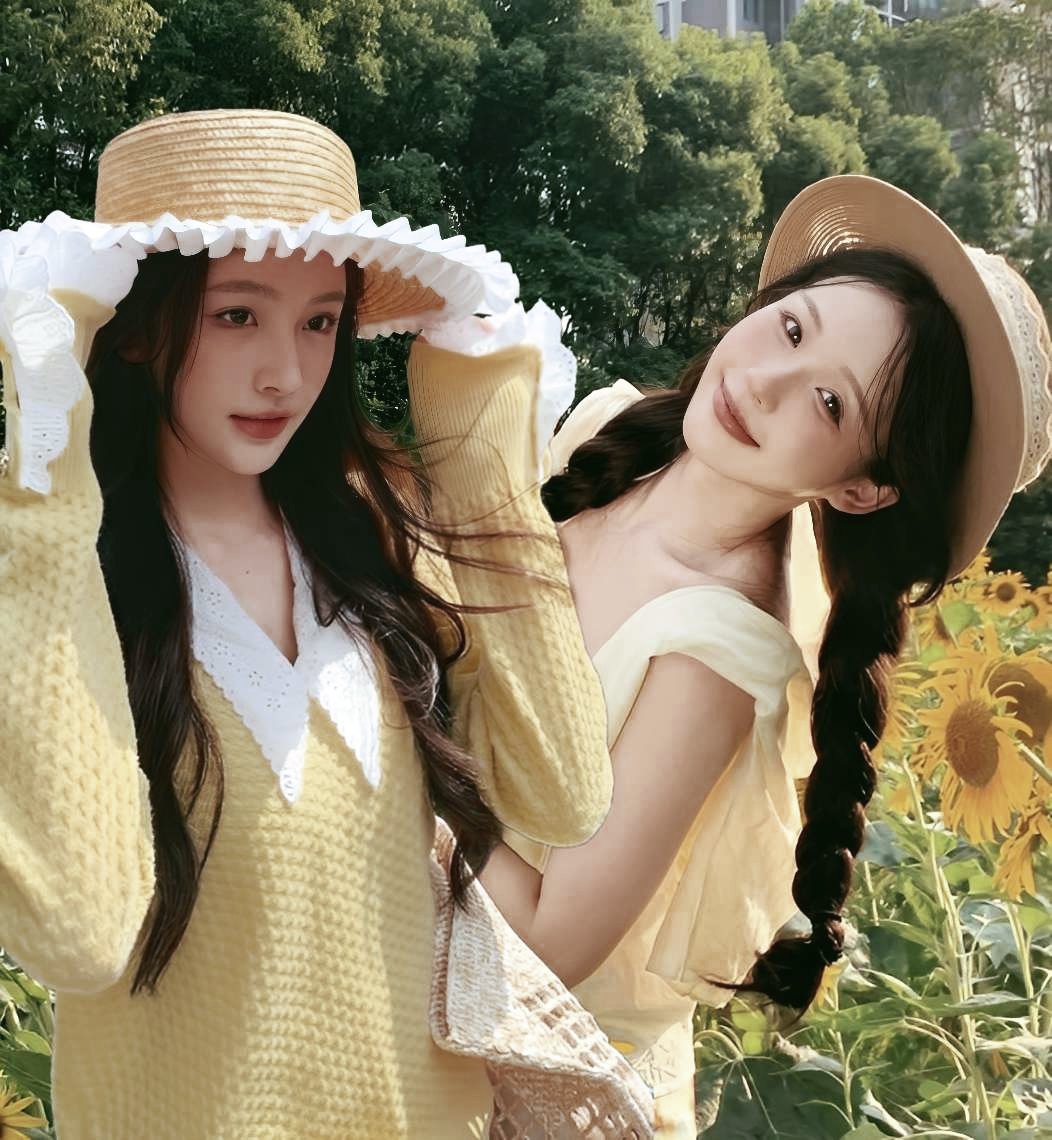 elodienx's tweet photo. ㅤ

📍Taman Bunga Asri, Jogja. 

Yellow vibes, floral views, and a friendship that blooms effortlessly. 🌻

ㅤ https://t.co/SkYE7Z5iEi