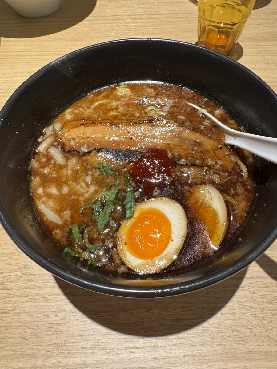 uedt_4714's tweet photo. 一風堂アミュ鹿児島店行きました〜
妻と違うの頼んでシェア🍜
鹿児島黒とんこつは麺も違くて、鹿児島限定メニューとして、かなり楽しめました😁
一風堂が鹿児島に来てくれて、個人的にかなり嬉しい！！！ https://t.co/LZ7G6NRTNS