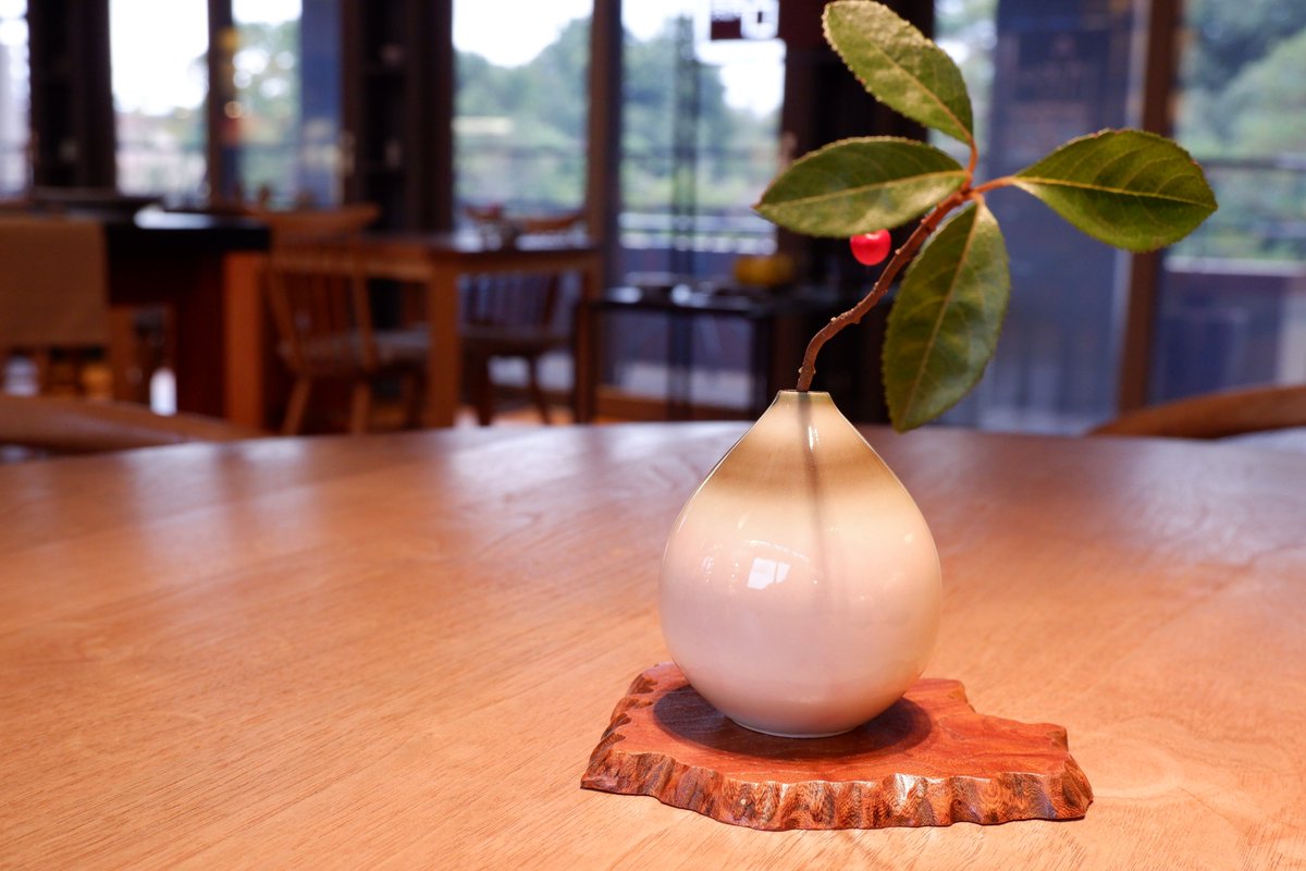 茶房古九谷では、現代作家の器やオリジナルの器をつかってお茶やお菓子