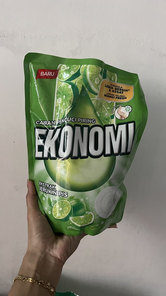 SKdeeeeee's tweet photo. Ekonomi 1,5L 15k
Mama lemon 1,5L 18k
Soklin liquid 1,6L 23k
Tematik lemon tea 10pcs 15k
Bisa oren https://t.co/bGpijIajn9