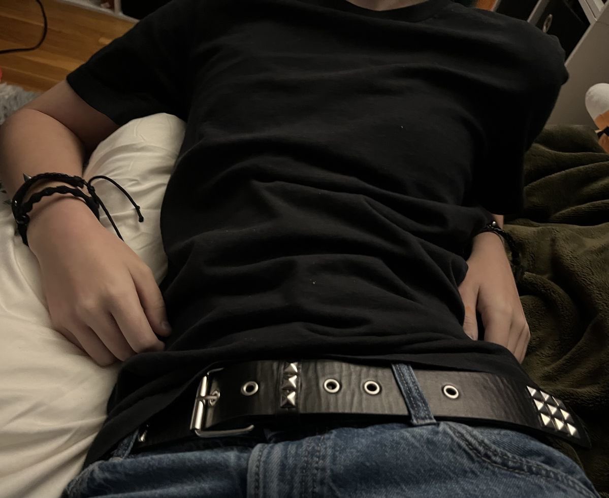 MarkGrayson609's tweet photo. #INVINCIPARTY

I should have stayed home . . 

[ Mark said was he hold the bottom of his shirt, fidgeting with it while he looked around at everyone.. ]

//plus fit! Taken off Pinterest\\ https://t.co/LgJKd6w8vC