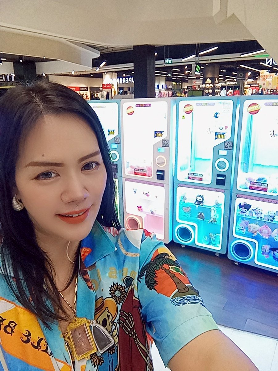 ไม่ได้เข้ามาเล่นนาน ขออนุญาตแนะนำตัวใหม่อีกที
สำหรับคนที่ชอบความชัดเจน
ชื่อน้ำผึ้ง อายุ 3x ปี 
สูง 172 ซมหนัก 85
เป็นคนเฟรนลี่อัธยาศัยดี 
รักเพื่อนมนุษย์ 
รักสัตว์
รักแมว
รักหมา
รักเด็ก
ไม่คิดร้ายกับใครก่อน อย่าคิดอะไรกับเรานะ
อยู่ในจังหวัดสมุทรปราการ
ไม่โสด อยู่ในโหมดแอบมาเล่น