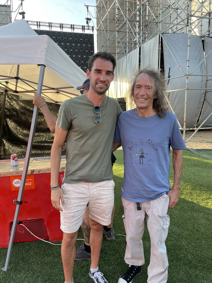 Hoy, muchos nos quedamos vacíos por tu pérdida.

Por haber inspirado a muchas de la generaciones con tu rock en todo el panorama nacional y…

Por haber sido el Rey de Extremadura.

Que la tierra te sea leve.