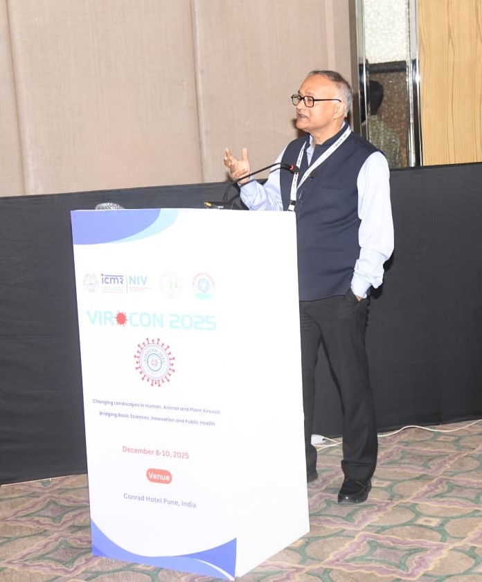 icmr_niv's tweet photo. #VIROCON2025 | Dr Prasenjit Guchhait, Associate Professor, @unescorcb presented a lead #lecture on ‘#DENV specific afucosylated #antibodies determine vascular leakage severity in #dengue #infection’. @MoHFW_INDIA @DeptHealthRes @ICMRDELHI @IndianVirologi1 https://t.co/Sv7rILULQD