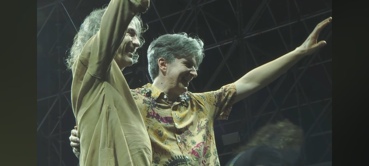 Hoy, con el corazón roto, sólo quiero darte las gracias por el sueño de haberte conocido. Las lágrimas que empañan esta profunda tristeza no borrarán nunca tu recuerdo. Mi familia y yo te echaremos tanto de menos...
Hasta siempre, siempre, siempre, querido Robe.