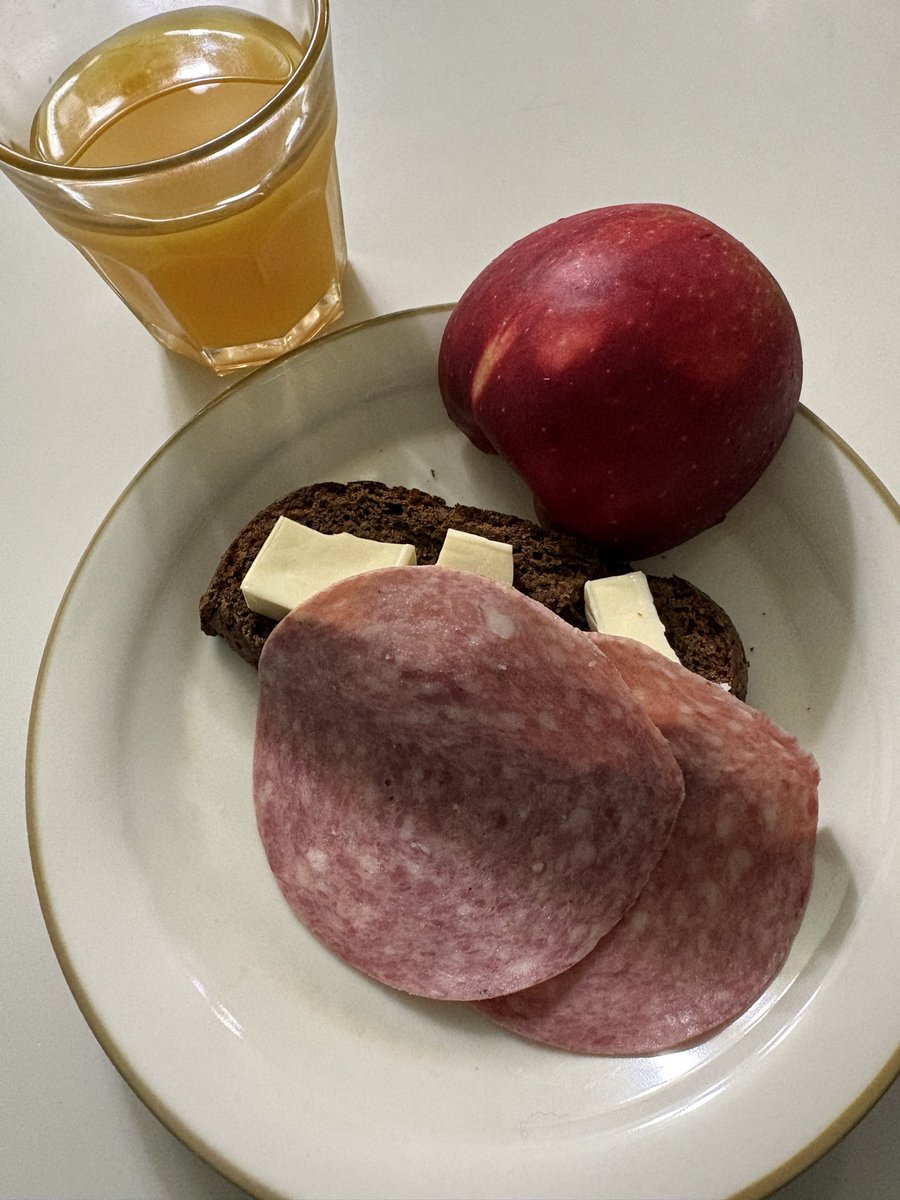 イスクラさんが書かれた
ノスタルジア食堂&amp;ノスタルジア第2食堂&amp;ノスタルジア喫茶(グラフィック社)が私の元に♪すごく良い！食器や雑貨や街の写真も載っているのも良き！
先日、ホームベーカリーでロシアパンを焼いたけど付け合わせ悩み、チーズとサラミにしたけど、この本のおかげでリベンジ出来そう