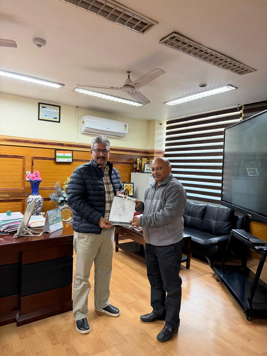 IndCom_DirJammu's tweet image. Director  I and C , Jammu @ManhasArun held a meeting with Phytochem Remedies (India) Ltd on their proposed SME IPO at BSE. This aligns with J&amp;amp;K's efforts to boost MSMEs through capital markets for growth and employment generation."

@OfficeOfLGJandK
@CM_JnK 
@DPIITGoI
@diprjk