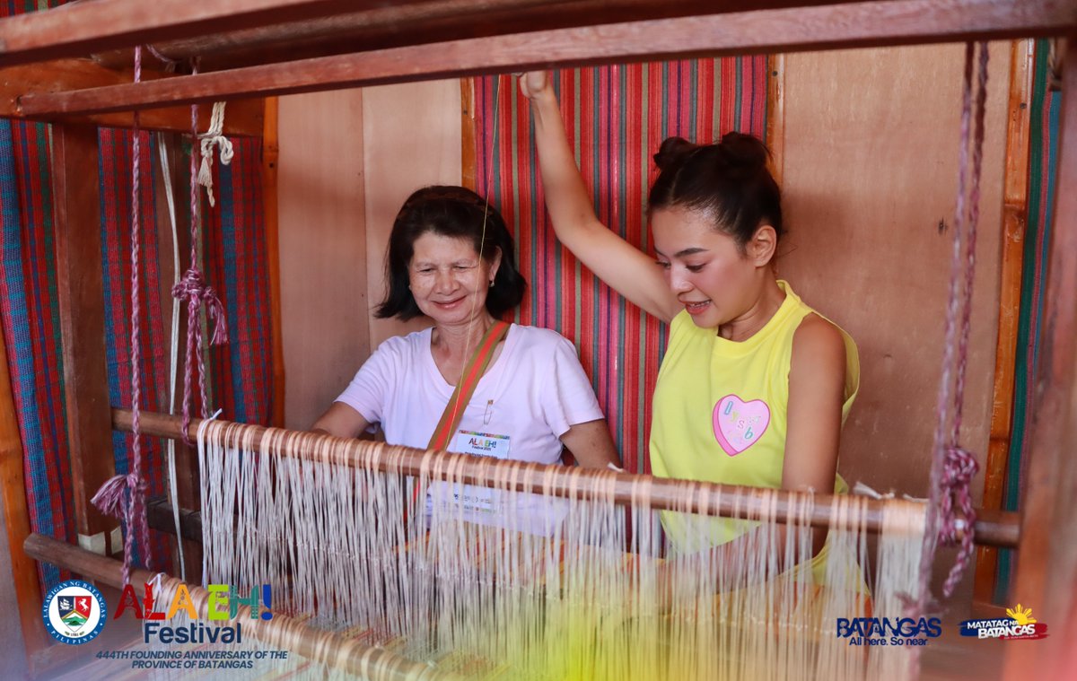 batspiocapitol's tweet image. 𝗗𝘂𝘀𝘁𝗕𝗶𝗮, 𝗵𝗮𝘁𝗶𝗱 𝗮𝗻𝗴 𝗸𝗶𝗹𝗶𝗴 𝘀𝗮 𝗧𝗿𝗮𝗱𝗲 𝗙𝗮𝗶𝗿!

Tuloy-tuloy ang #ThePaikotIkotTour dine sa Lalawigan ng Batangas!

Masayang naki-Ala Eh! sina Dustin Yu at Bianca De Vera upang tuklasin ang mga produktong tatak Batangueño!

#DustBia
#LoveYouSoBad