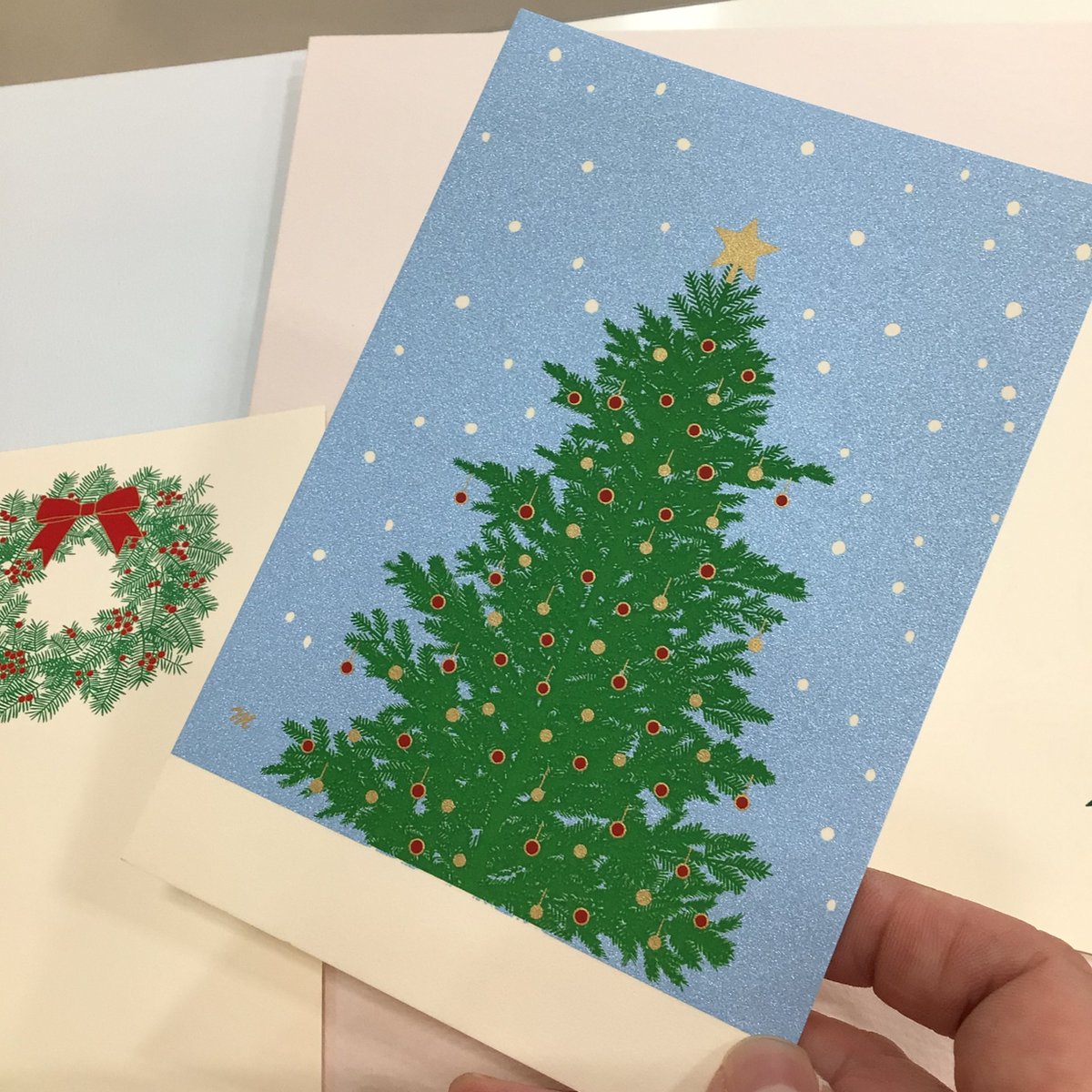 こんにちわ😃 #perari です🎄
プレゼントに添えるクリスマスカード揃ってます🫶
素敵なメッセージを綴ってくださいね🌟
シルク印刷が美しいハガキもあります❗
＃クリスマスカード
＃クリスマス