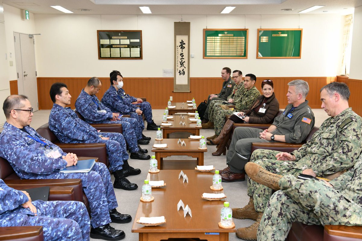 12月2日、自衛艦隊司令官 大町克士海将は、海上作戦センターにて