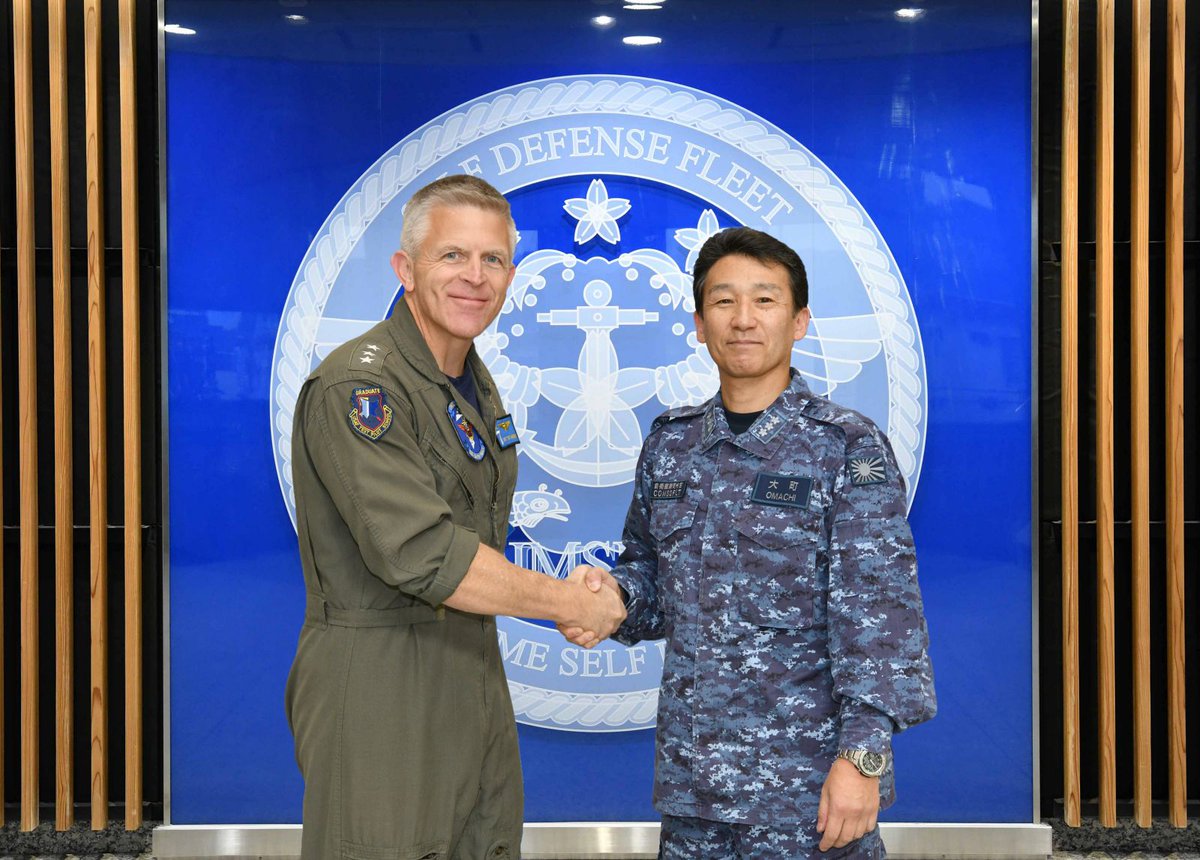 12月2日、自衛艦隊司令官 大町克士海将は、海上作戦センターにて