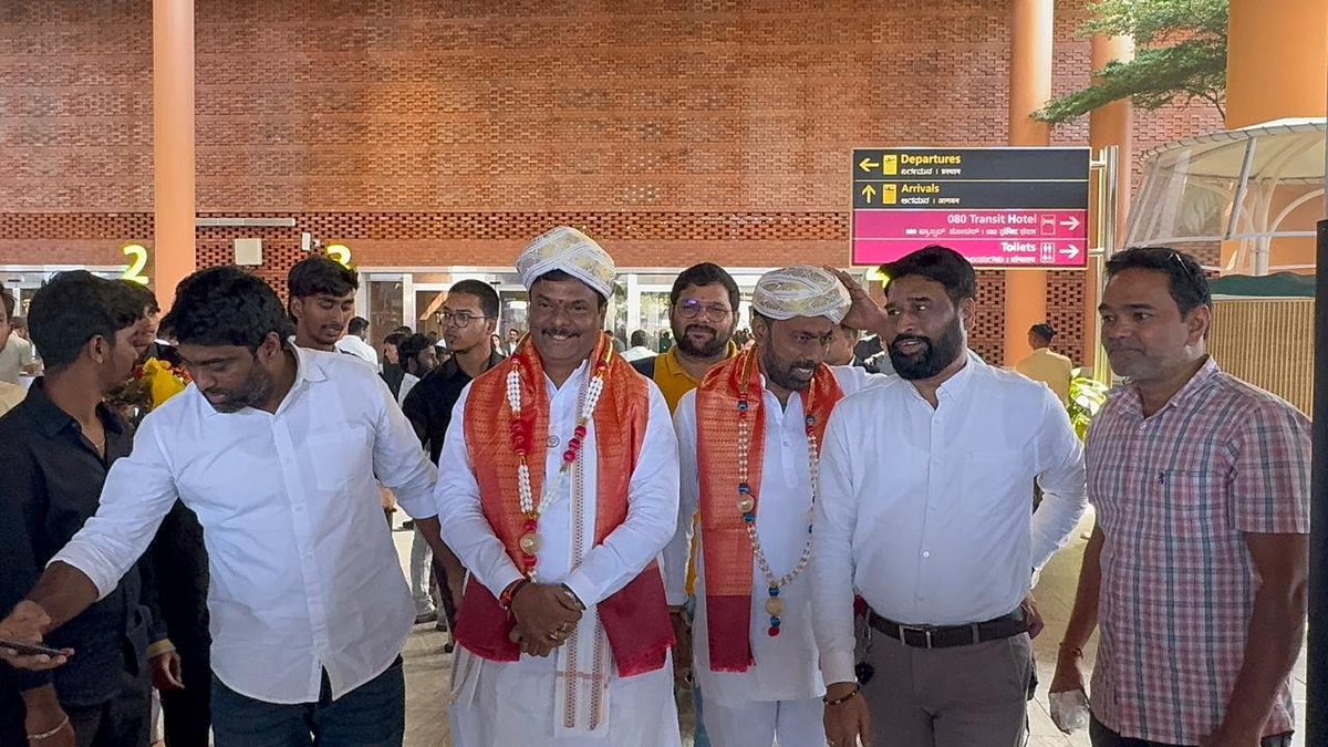 BJP4Andhra's tweet photo. శ్రీ సత్యసాయి జిల్లా ధర్మవరంలో రేపటి నుంచి ప్రారంభం కానున్న అటల్–మోదీ సుపరిపాలన యాత్రలో పాల్గొనేందుకు బెంగళూరు చేరుకున్న బిజెపి రాష్ట్ర అధ్యక్షులు శ్రీ @MadhavBJP గారికి ఎయిర్‌పోర్టులో స్వాగతం పలికిన బిజెపి నాయకులు, కార్యకర్తలు. https://t.co/CYfhkBTdrT