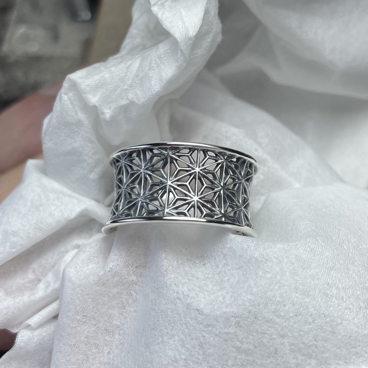 材料費の高騰につき価格改定を行いました

ネットショップで作品一覧見れます🙏

価格を変えて売れなくなったらどうしようとか考えてけど、今の銀の価格変動的に上げて売れないならいずれ作家活動できなくなるので決断に踏み切りました・・・

ともあれ今後もよろしくお願いしますm(_ _)m！