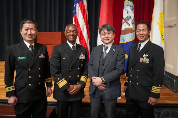 jmsdf_msc's tweet image. 米海大に派遣される海自留学生による真珠湾攻撃追悼式典が本年も開催され、戦後の日米同盟の意義を改めて認識するとともに、将来の平和のため共に努力する決意を新たにしました。
facebook.com/NavalWarColleg…