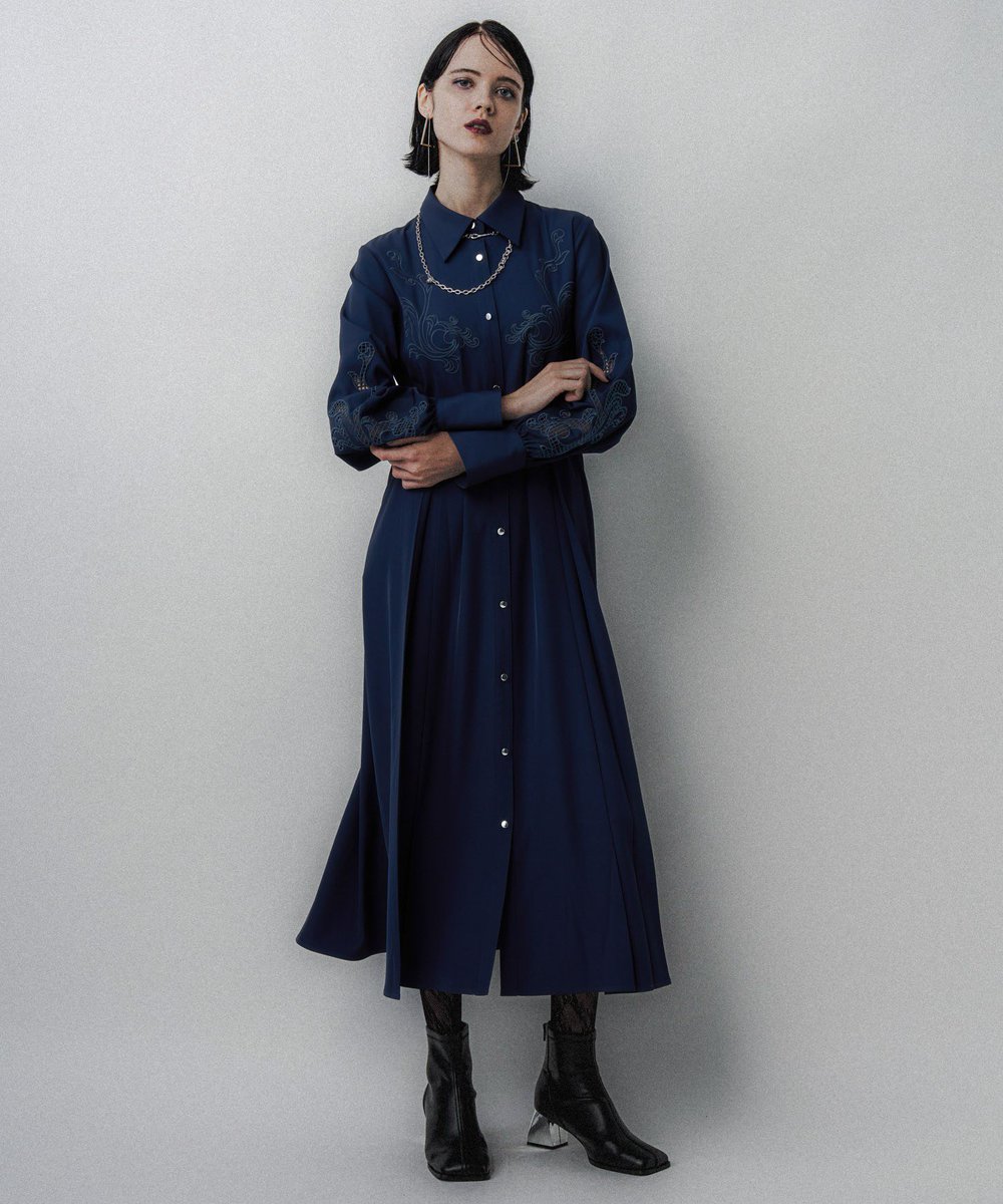 秋に話題になった刺繍ワンピースが再入荷！ 大胆な刺繍がポイントの