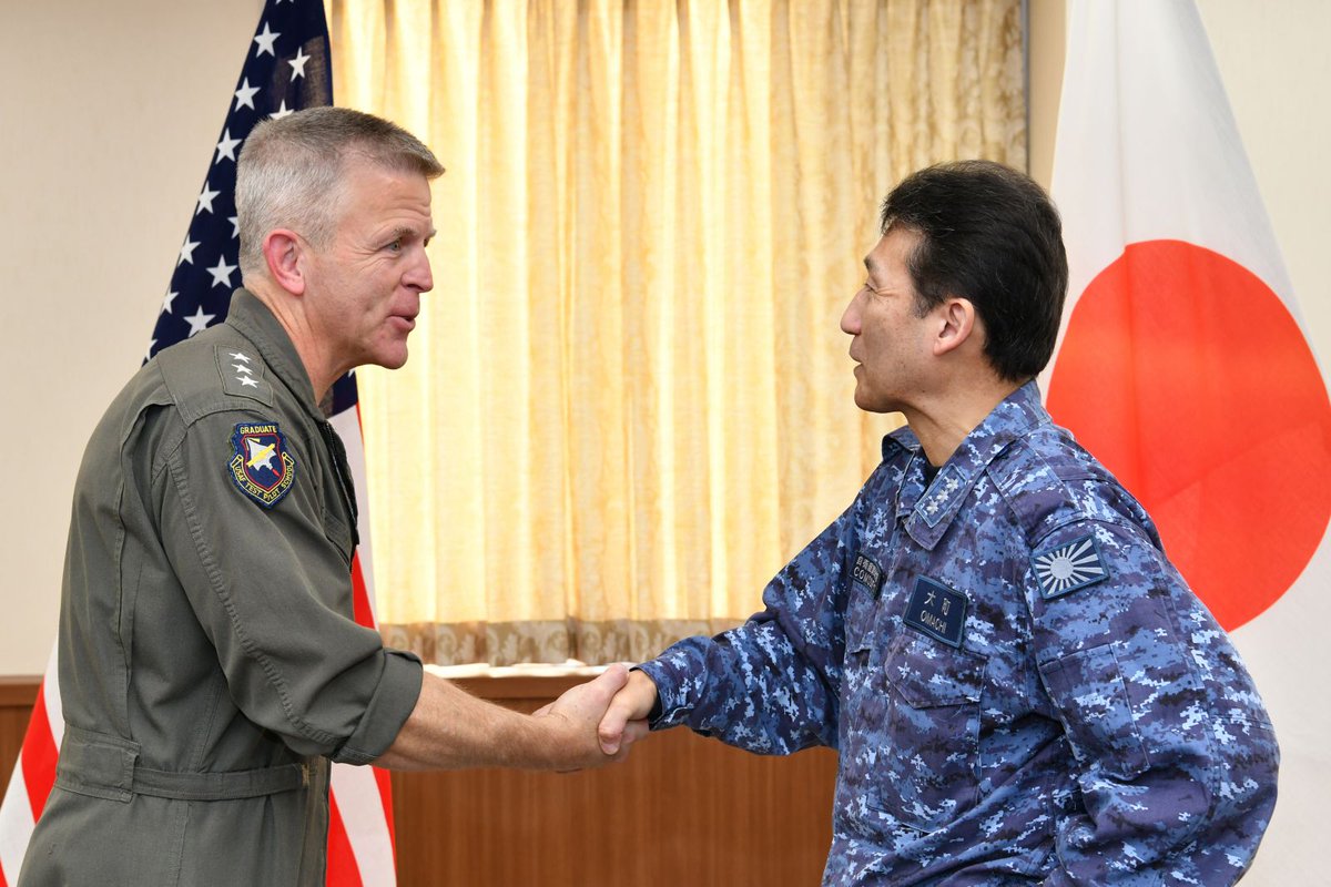 12月2日、自衛艦隊司令官 大町克士海将は、海上作戦センターにて