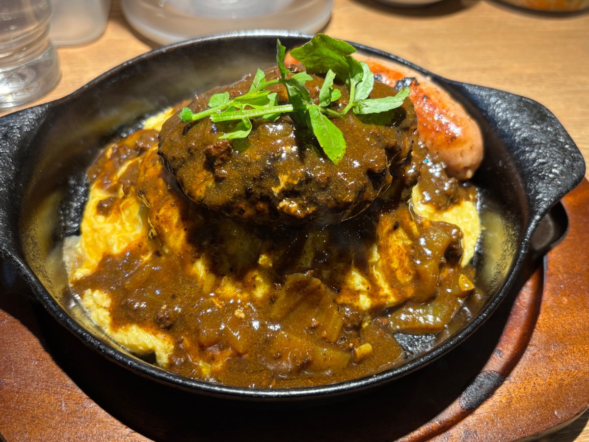 EmoAftermath's tweet image. 先日ユニオン新宿の近くで食べたハンバーグオムライス
美味しかったけどなかなかジャンクな感じでした

関係ないけどレコードは一枚だけ買いました