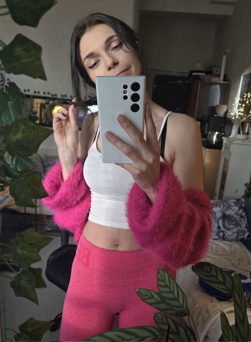 Happy wednesyaaaay! Watcha upto?
I'm gonna make some food, waffles and maybe drag by butt to the gym later?

Twitch.tv/Taniauncensored