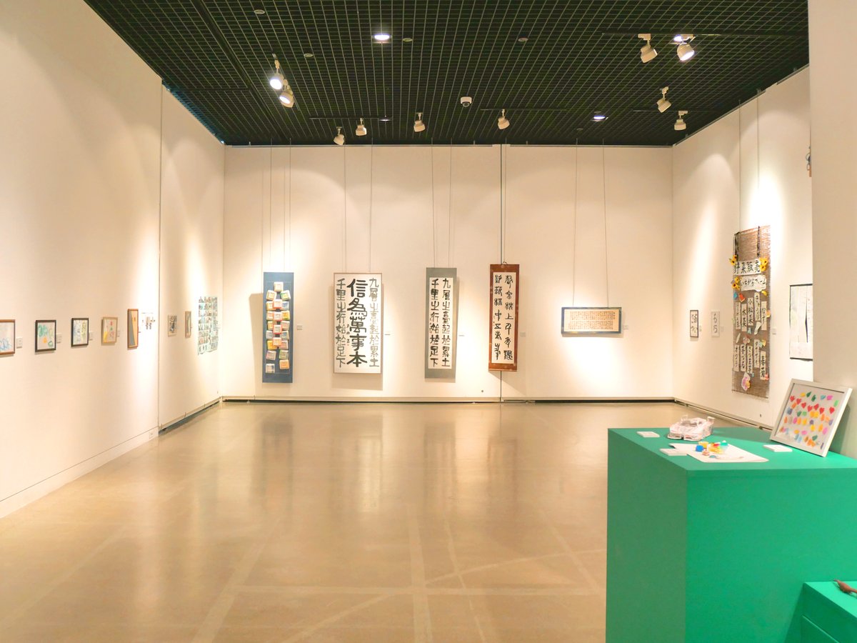 【市民ギャラリー】
2階企画展示室では、「〇展2025」を開催中です。

社会福祉法人足羽福祉会の施設利用者による作品展。絵画、写真、書、立体造形など、カラフルでハートフルな作品の数々が並びます。

会期は12/14(日)まで。開場時間は9:00～17:15(最終日は15:00まで)。入場無料です。