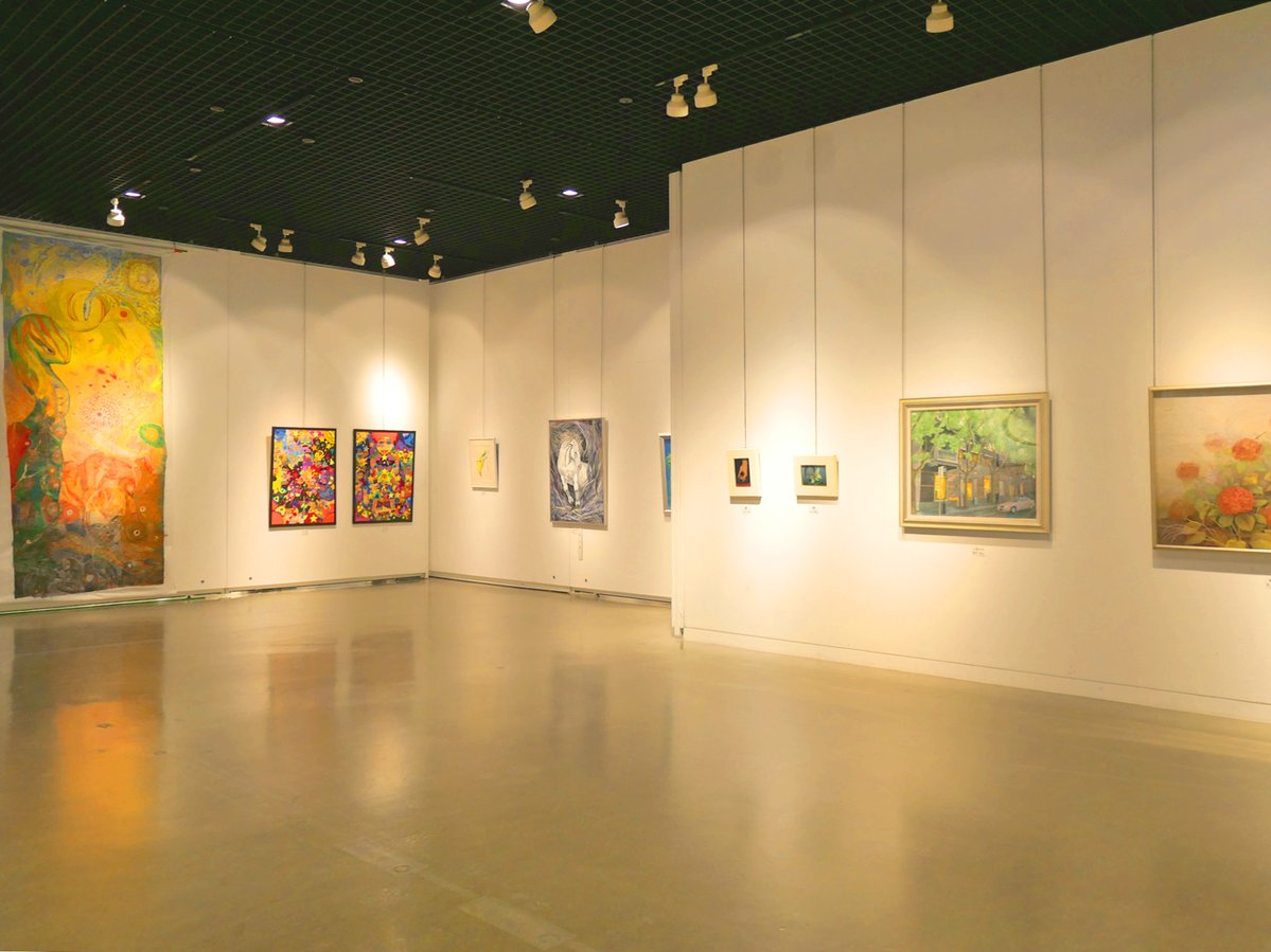 【市民ギャラリー】
市民ギャラリーでは、「第17回　現代童画会　福井地区展」を開催中です。

情趣あふれる世界に心が温まります。
会期は12/14(日)まで。開場時間は9:00～17:00(最終日は16:00まで)。入場無料です。