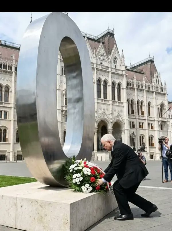 Jarosław K. składający kwiaty...pod pomnikiem Zbigniewa Ziobro w Budapeszcie... 😱🤣😅😂🤣😂😝
