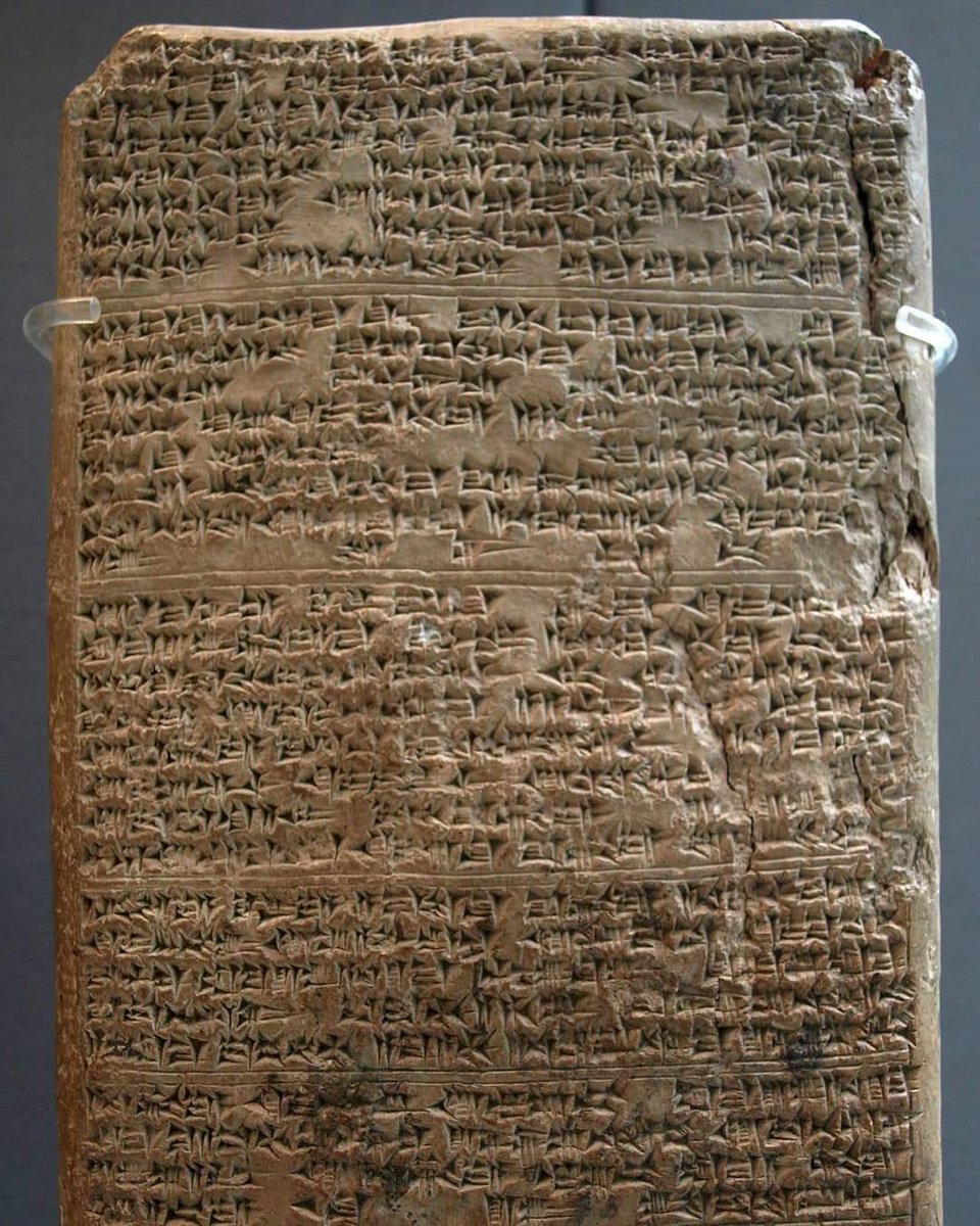 BitlisName's tweet image. Mısır Krallığı ve Mitanni Kürt Krallığı arasında güçlü bağlar bulunmaktaydı.

Mitanni Kralı Tushratta tarafından kızı Tadukhipa için yazılmış mektup (tablet)

III.Amenhotep ile evli olan Tadukhipa kendisiyle aynı soydan olan Kürt Kraliçe Nefertitti gibi güçlü değildi.