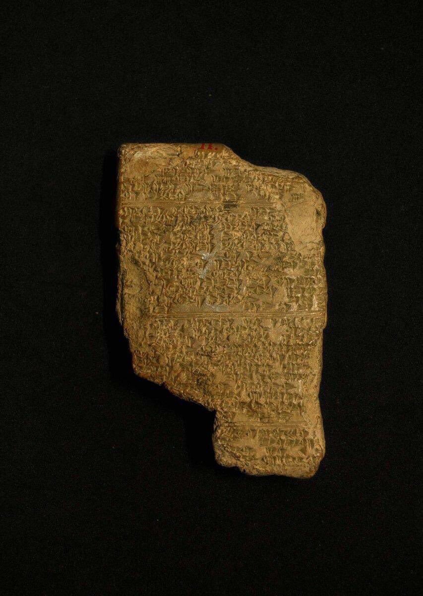 BitlisName's tweet image. Mısır Kraliçesi Tiye tarafından yazdırılan, Mitanni Kürt İmparatoru Tushratta'nın bilgilerinin bulunduğu tablet.

Kraliçe Tiye, Akhenaton ya da IV. Amenhotep'in annesi Kraliçe Nefertiti'nin kayınvalidesidir.

Kraliçe Nefertiti, Mitanni kökenlidir. Mısırlı değildir.