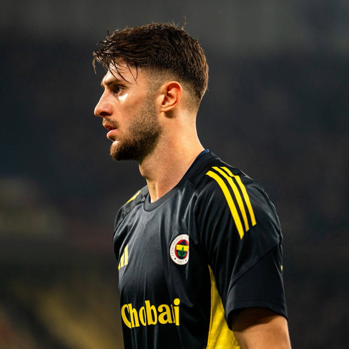 DeportesReports's tweet photo. Mert Hakan Yandaş'ın arkadaşı Ersen Dikmen'in, Slavia Prag-Fenerbahçe maçında "İsmail Yüksek en az 3 kez faul yapar" bahsini 15 kez oynadığı ve bahsin tuttuğu belirlendi.

Stuttgart maçında 3 kez 2.93 orandan oynadığı "Sarı kart görür" bahsi ise İsmail Yüksek'in 90+8'de gördüğü kartla tuttu. (Sabah - Mustafa Sait Özkan)
