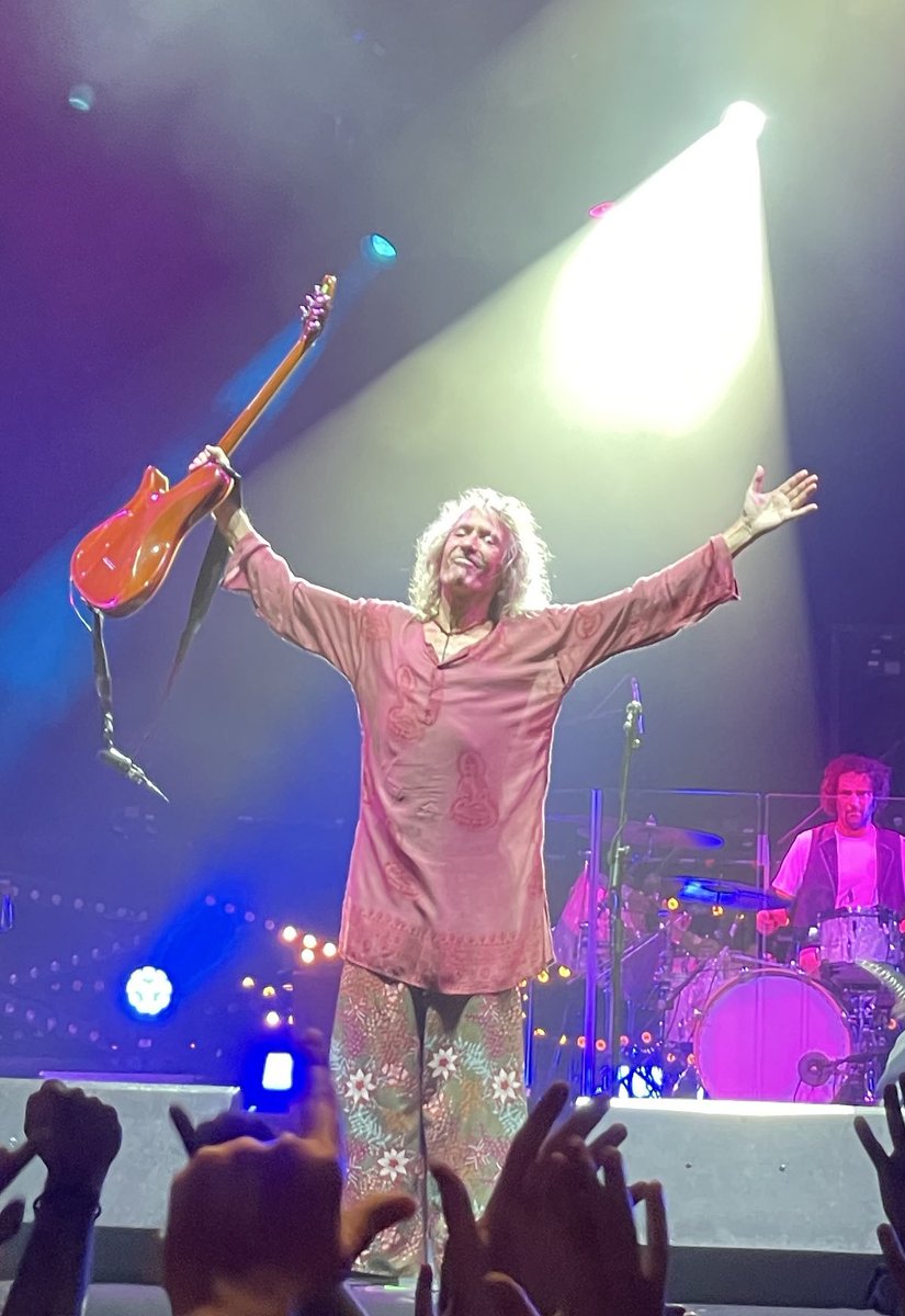 Esto no lo supero. Has estado (y seguirás estando) en todas las etapas de mi vida, tu música ha sido mi luz, mi guía, mi tristeza, mi amor, mi TODO. Acaban de pasar casi todos mis recuerdos por mi mente. Aun no me lo creo 💔 ETERNO ROBE 🐦‍⬛