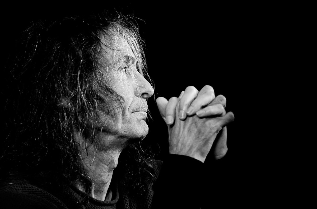 Se nos ha ido Robe Iniesta. 💔
Extremeño sin complejos, llevó siempre a su tierra en cada verso y en cada grito de libertad.
Desde Extremadura al mundo, gracias por tanta verdad.
Descansa en paz, maestro. 🌿🤍🌚