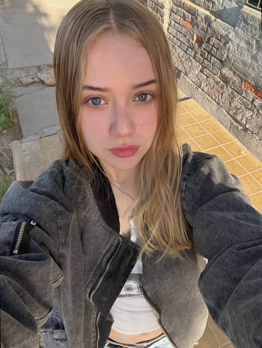 Model_6bce's tweet image. sending 3 heart emojis then deleting 2, iconic behavior