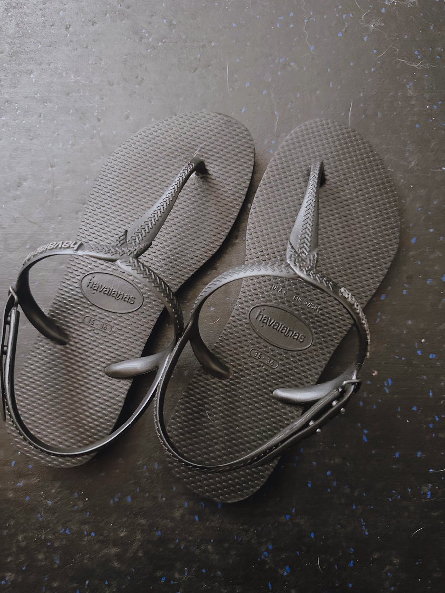poptwr1's tweet photo. ☁️รองเท้า havaianas ไซส์ 35-36 สีดำ 150 รวมส่ง
☁️รองเท้าคิดตี้ ไซส์ 35-36 100  รวมส่ง
#รองเท้า #รองเท้าhavaianas #รองเท้ามือสอง https://t.co/1tYlmd93a8