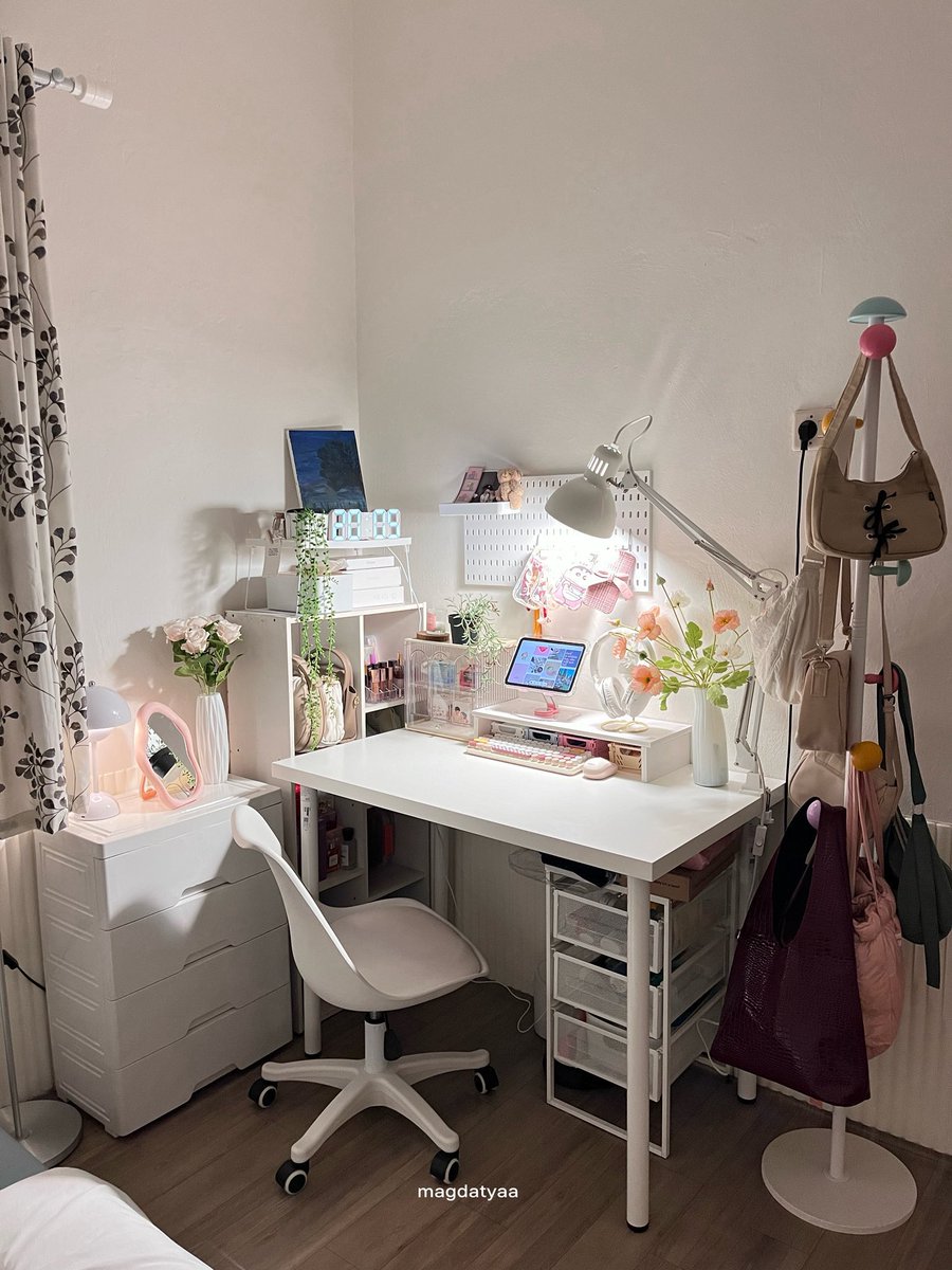 idmagdalenac's tweet photo. things i dont regret buying: edisi makeover kamar ukuran 2,5x2,5m

1. lemari besi sliding
2. meja ikea
3. drawer plastik
4. cermin pinterest 
dll https://t.co/KIg4CNLiFM