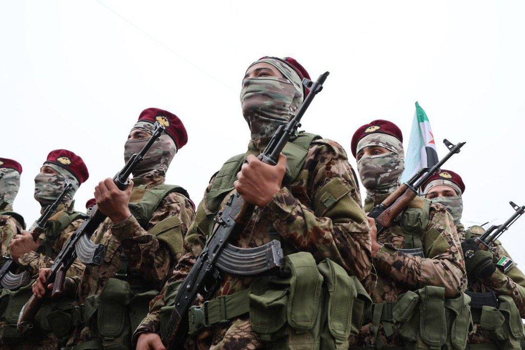 إعلام تركي ينشر مقاطع مصورة لقوافل تحمل تجهيزات عسكرية اتجهت إلى منبج شمال شرقي حلب، والجيش السوري يدفع بتعزيزات عسكرية مكثفة إلى دير الزور 