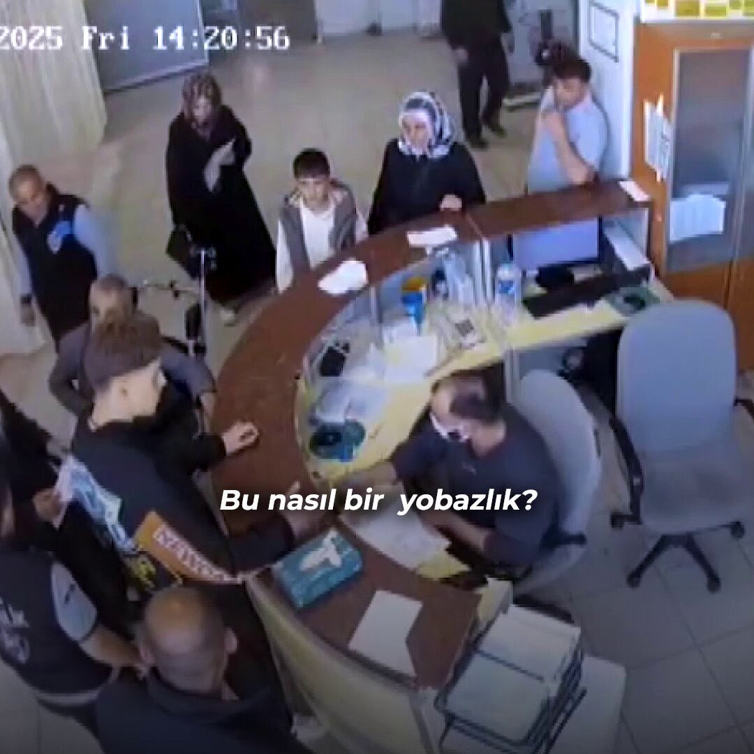 Doktora ak oğlu diye hakaret eden iki tane primat ve doktorun da onlara kalem fırlatmasıyla doktora soruşturma başlatıldı, de istifa etti, olan hastalara oldu bu Dr. Almanya’ya gider istediği hastanede çalışır. Gözün aydın Türkiye.