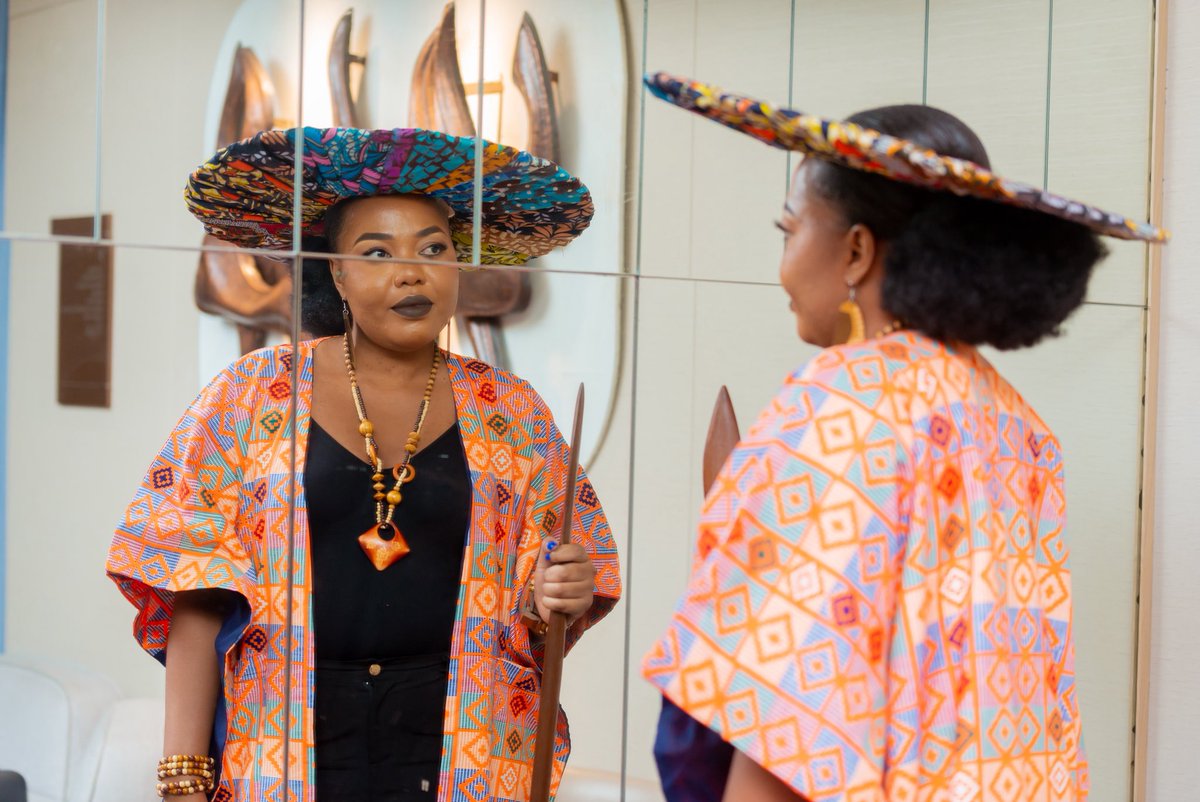 florencemeta's tweet image. À MOI 

Je me regarde dans un miroir 
Pour me chanter l'espoir
Des jours à venir, 
Des soleils à accueillir.
Des horizons à conquérir,
Des sommets à fleurir.

Si je me mire dans un fleuve,
Aurais-je ce même regard qui élève ?
Entre le fleuve et le miroir 
Qu’est-ce qui reflète le…