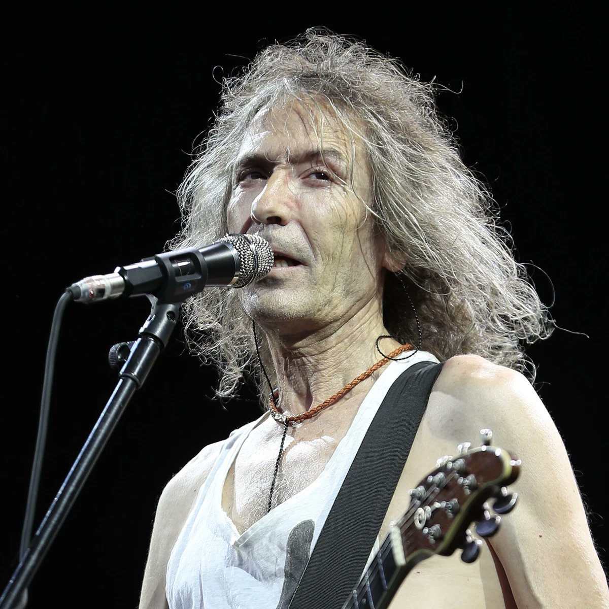 "Y si fuera, mi vida una escalera,
Me la he pasado entera, buscando el siguiente escalón".

Gracias por tu música y tu poesía.

Hasta siempre, Robe.