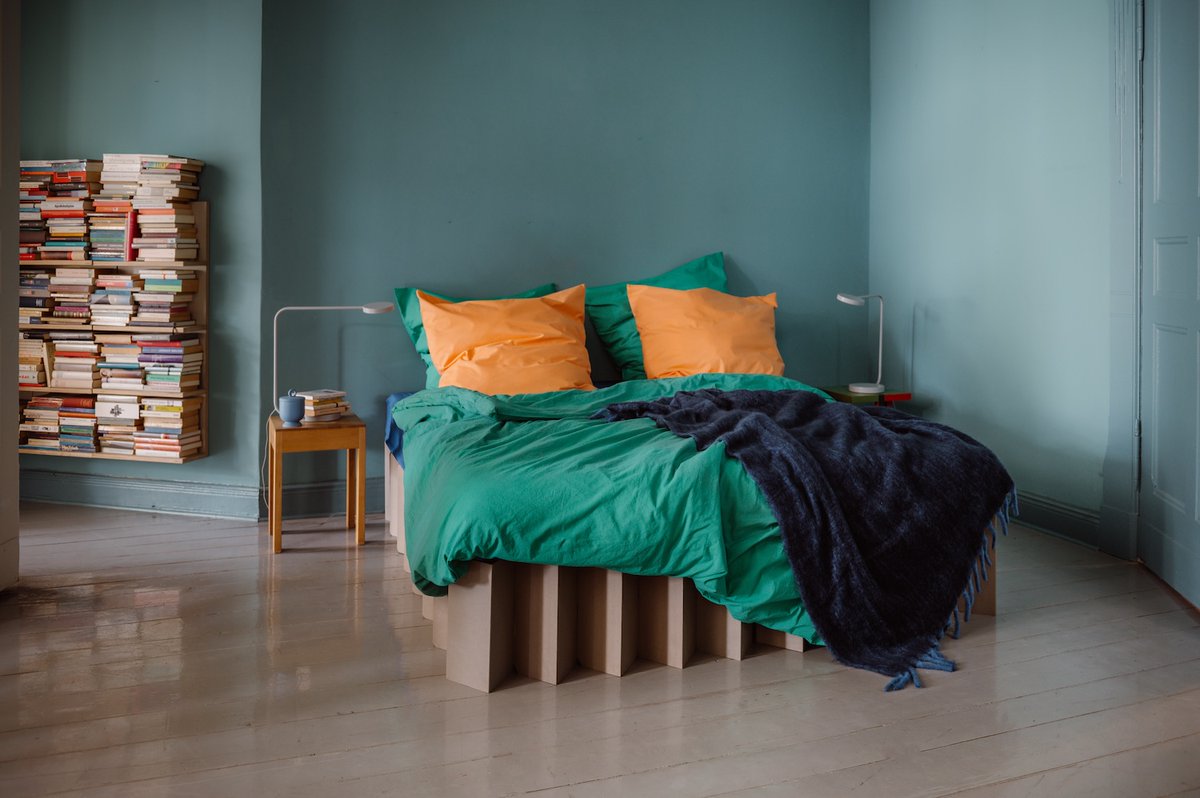 journaldesign's tweet image. Lit 2.0 : Un design qui grandit avec vous – flexible et inspiré
Découvrez ce meuble en carton ondulé alliant stabilité, design et durabilité : urlr.me/aQ8JU9

#design #roominabox #cardboard #bed #ecofriendly #lit #carton #Berlin