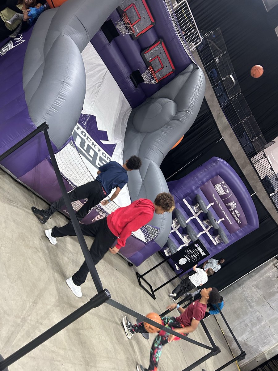 209KingsGuardGG's tweet image. Good Win Tonight #StocktonKings 
@EasterJigga Ran into @Tyrese_Ellis00 &amp;amp; @kingcarter2225