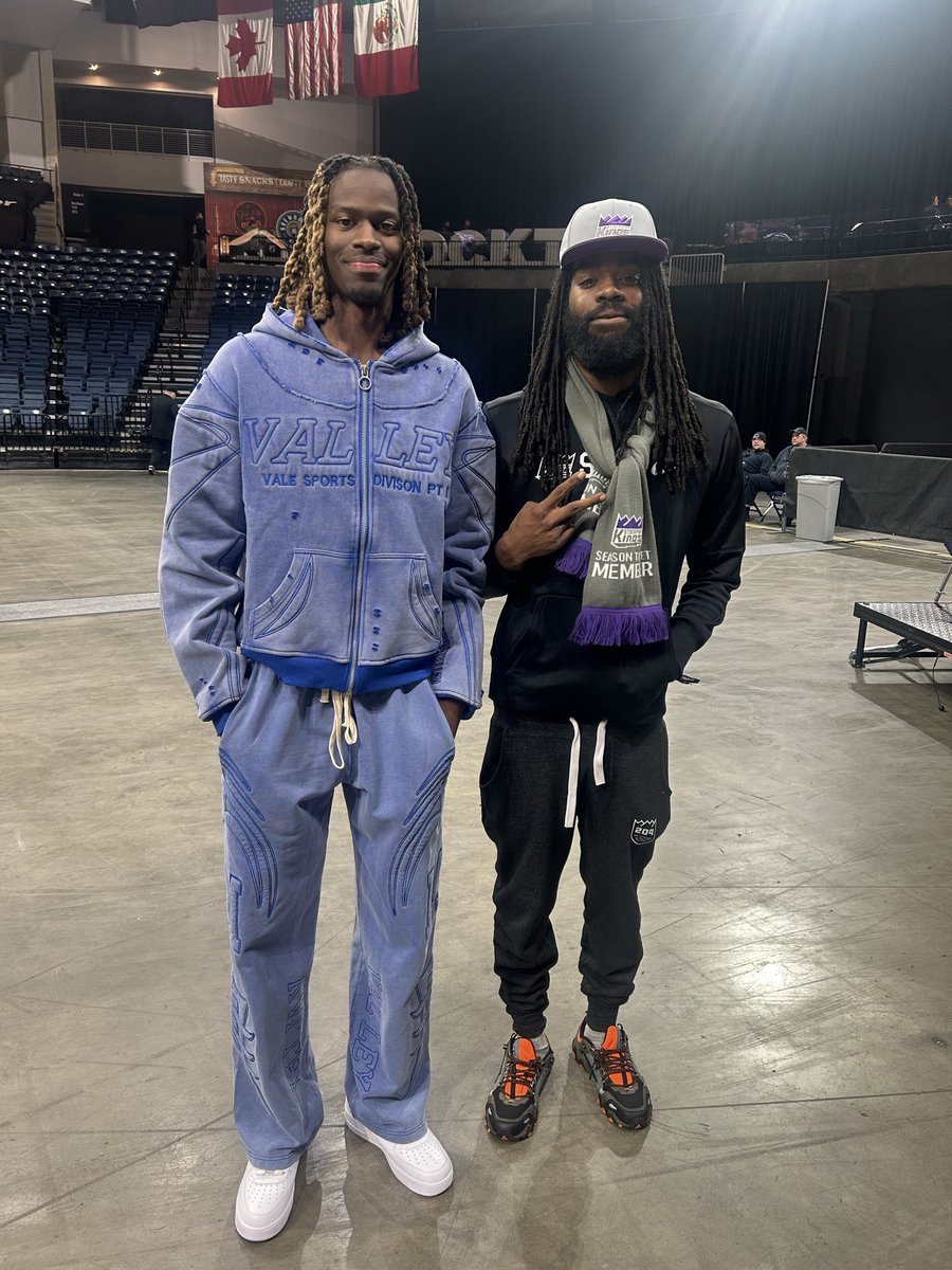 209KingsGuardGG's tweet image. Good Win Tonight #StocktonKings 
@EasterJigga Ran into @Tyrese_Ellis00 &amp;amp; @kingcarter2225