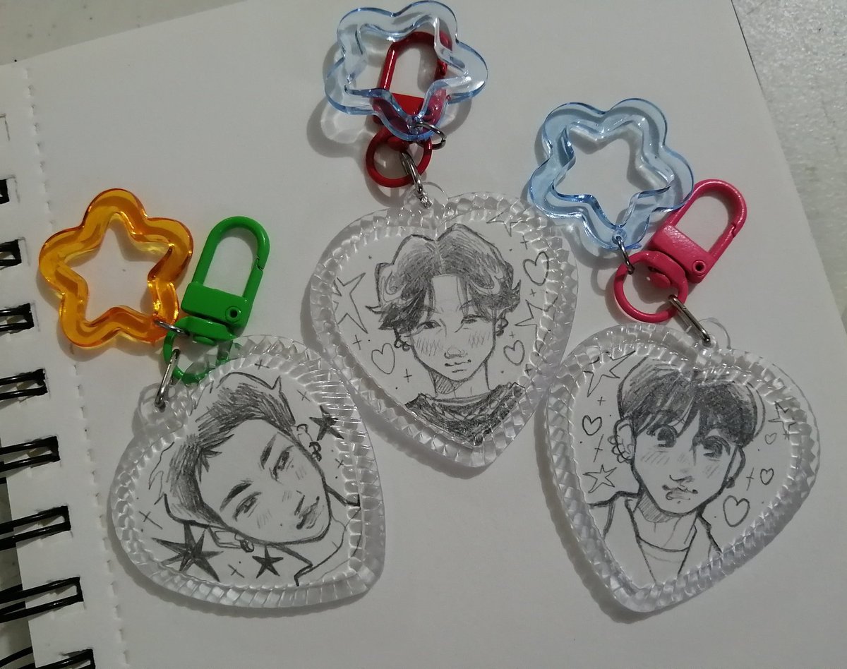 ☆taka☆アクセサリーまとめ I made some handmade keychains for my next event 🌈⭐✏️
