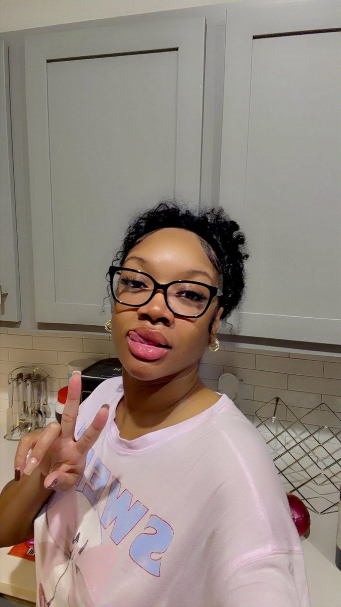 Naturallynikque's tweet image. Him: Fix your attitude or leave
Me: ✌🏾